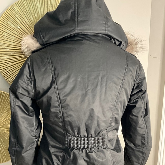 **Descente Ski Jacket with Real Fur Hood** - Picture 3 of 8